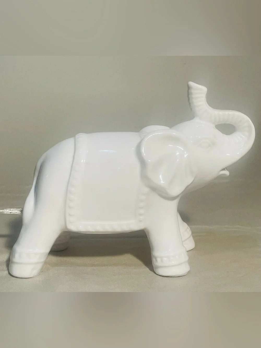 Vintage Pier 1 White Ceramic Elephant Table lamp; Nightlight~ Ambient light